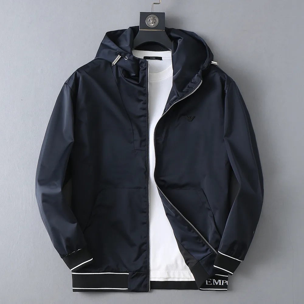 Armani official website Same Style, complete with three labels, on sale in advance. 2026 Autumn and Winter New Arrival men's jacket, Original with complete three labels, Premium version. Custom-made fabrics at the counter. Breathable, high comfort, impeccable details, brand element design concept, reflecting high quality. It feels delicate and soft, presents a casual cut, and has a great upper body shape. Sizes: M～3XL,